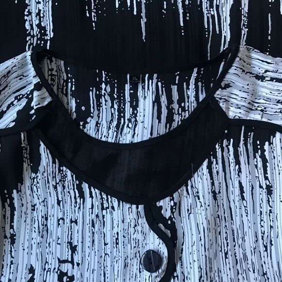 Elegant Black and White Women's Blouse - Picture 8 of 9